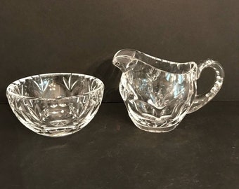 Vintage geschliffenes Glas Milchkännchen und Zuckerdose, klares Bleikristall-Servierstück, klassisches Mid Century-Geschirr, elegante Kristallgeschenke