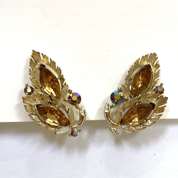 Vintage Lisner clip on earrings textured goldtone… - image 1