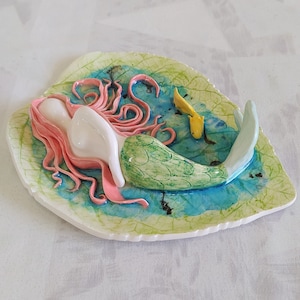 Plato de cerámica con forma de sirena y pez sobre una hoja - Plato decorativo de fantasía para el hogar