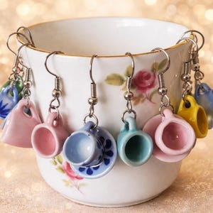 Miniatur Keramik Kaffee oder Teetasse Ohrringe - Chirurgenstahl Haken - VERSCHIEDENE CUP COLOURS