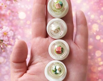 ガラスドームの下の山の上の陶器製ミニチュアハウス｜ミニチュアホーム