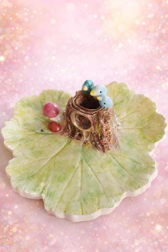 鳥　置物　葉っぱの土台付き　花 鳥 木 置物 木の上の陶器の青い鳥の置物 - 自然の家