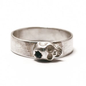 Ring in solid silver with cabochon Skull and black diamond