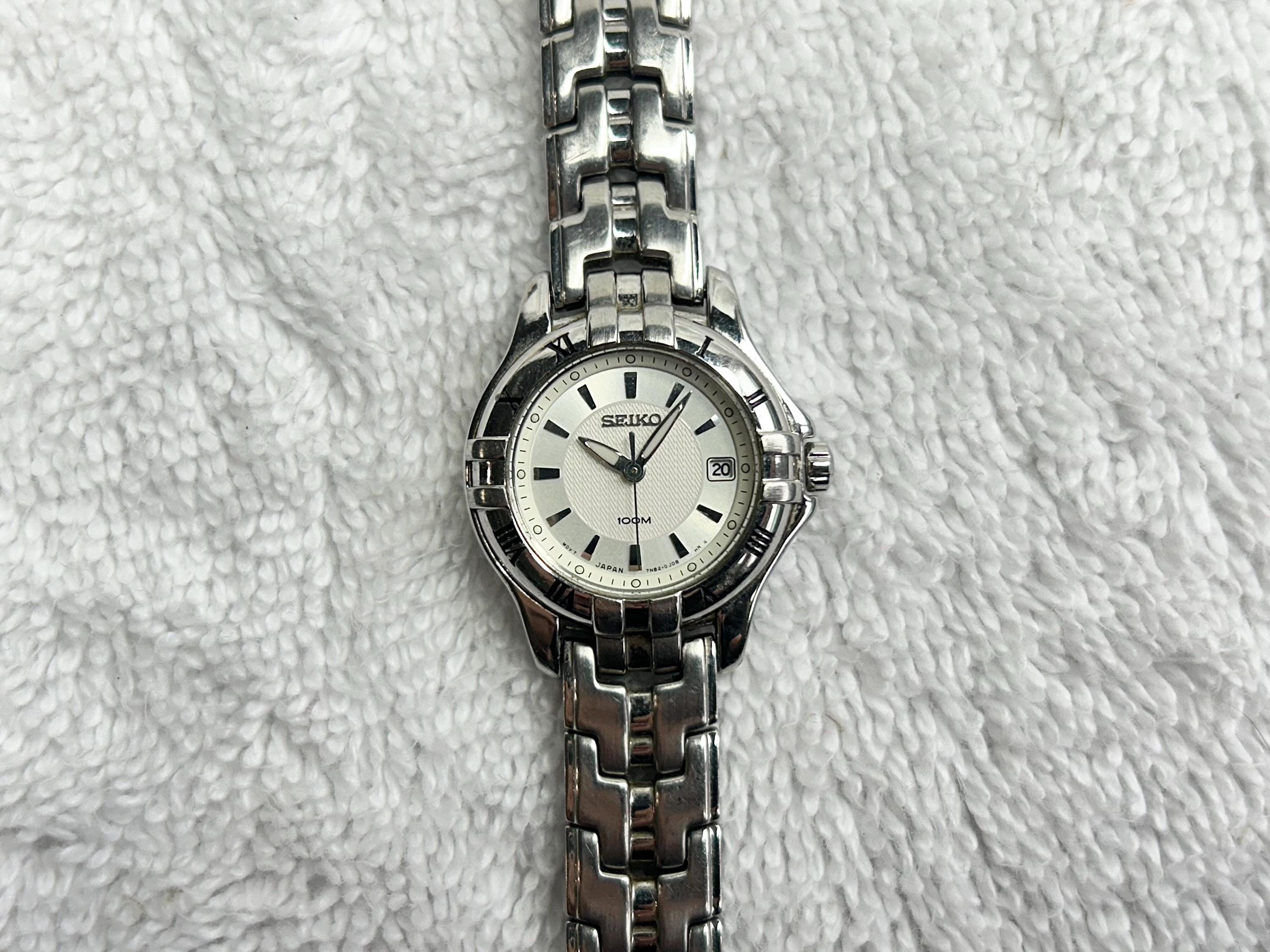 Seiko 100M Water Resistant Stainless Steel Battery-powered  display picture 1