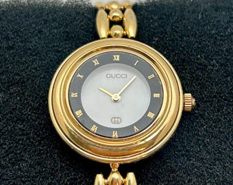 Hallazgo raro: reloj suizo de cóctel de cuarzo para mujer, Gucci, con eslabones Rice, caja chapada en oro y acero inoxidable.