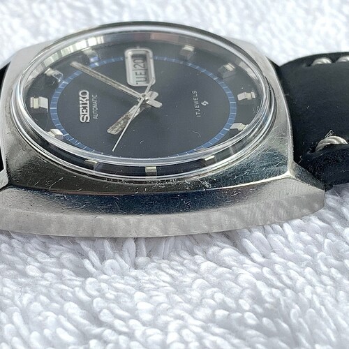 Vintage shops Seiko Automatic 17 Jewels Quick Set Day/Date English/French Stainless Steel Luminescent Watch