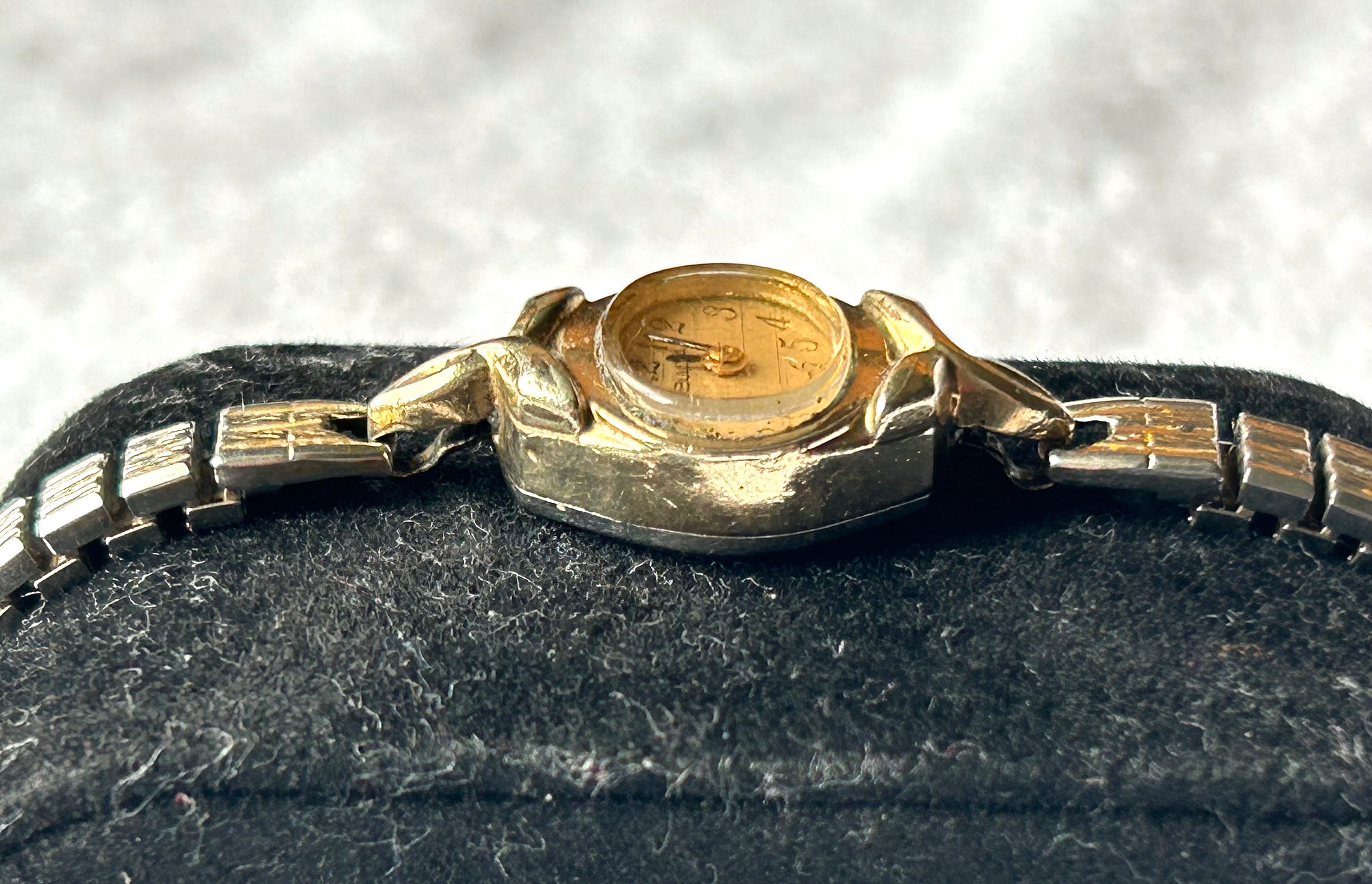 Vintage Bulova 1977 Gold Plated 17 Jewels Mechanical Hand-winding