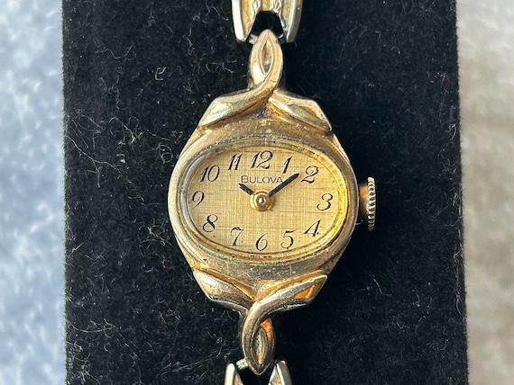 Vintage Bulova 1977 Gold Plated 17 Jewels Mechanical Hand-winding