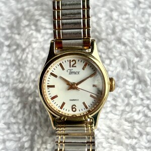 Timex zweifarbige vergoldete Edelstahl-Quarz-Damen-Cocktailarmbanduhr