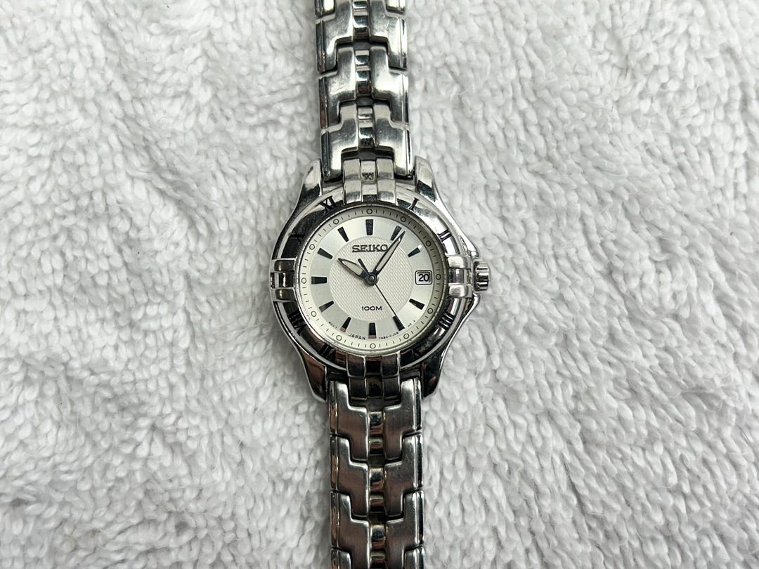 Seiko 100M Water Resistant Stainless Steel Battery-powered  display picture 2