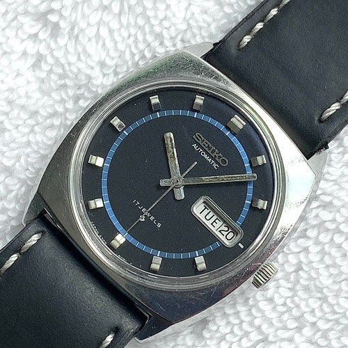 Vintage shops Seiko Automatic 17 Jewels Quick Set Day/Date English/French Stainless Steel Luminescent Watch