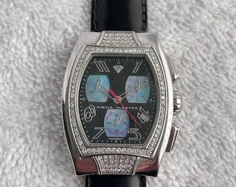 Piękny zegarek kwarcowy AQUA MASTER Chronograph z masy perłowej ze 124 diamentami, wyprodukowany w Szwajcarii