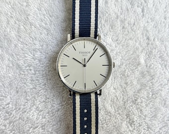 Reloj Tissot 1853 de cuarzo, acero inoxidable, esfera blanca, fabricado en Suiza.