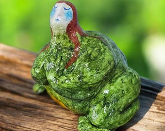 Ręcznie robiona figurka żaby z gliny papierowej: dziwna lalka artystyczna