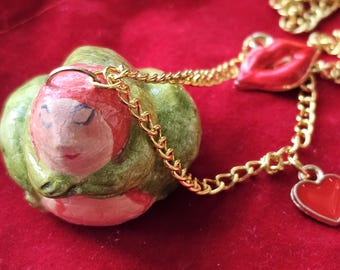 Ręcznie rzeźbiony naszyjnik z żabą z papierowej gliny: Clotilde, potwór, złoty łańcuszek, zawieszki, OOAK