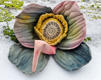 Escultura textil floral cosida a mano. Nueva y extraña especie de planta híbrida.
