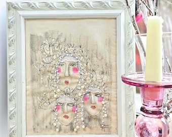 Tekstylna sztuka ścienna: haftowana ręcznie, koronka i koraliki, „Matka i córki” w ramce w stylu shabby chic