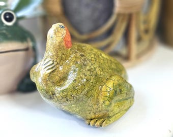 Ręcznie robiona figurka kobiety-żaby: dziwna rzeźba z gliny papierowej, stworzenie z bagien