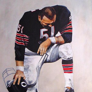 Puede incluir: Una pintura de un jugador de fútbol americano arrodillado sobre una rodilla con la cabeza inclinada. Lleva un uniforme negro y blanco con el número 51 en la parte delantera. Sostiene un casco de fútbol en su mano izquierda.