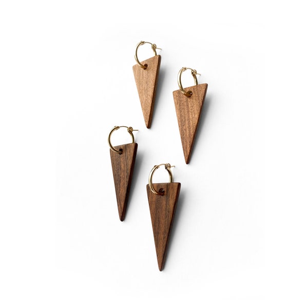 Boucles d'oreilles triangle Vivian en palissandre de Bolivie + créoles en or 14 carats | Bijoux faits main géométriques modernes en bois Calyco