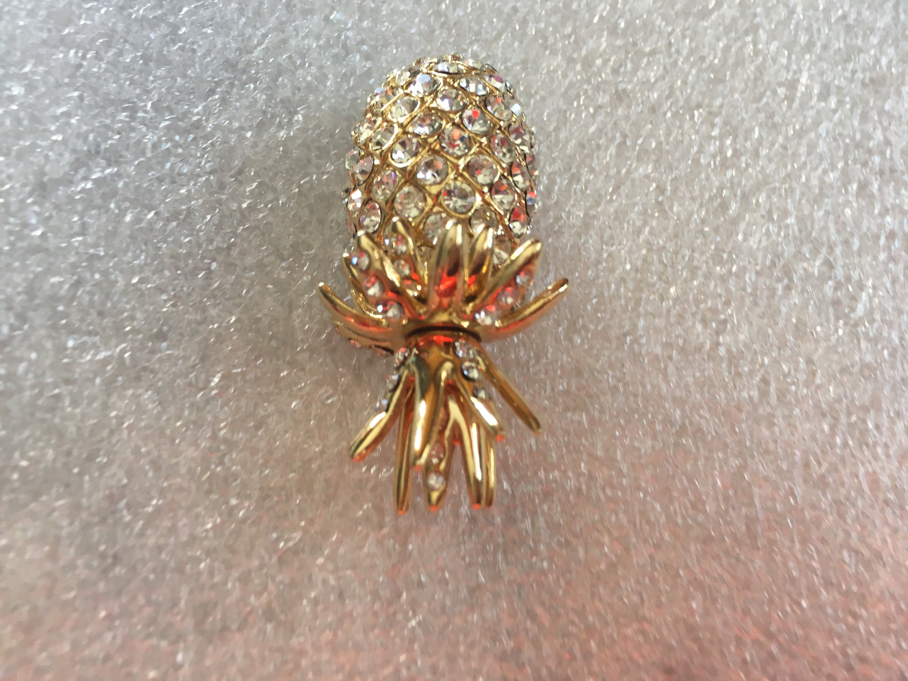 Broche métal blanc ajourée, et pavage de strass blanc - Bijoux Anciens