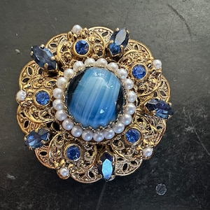 Western Germany Blaues Porphyr-Glas, Blaue Strasssteine und Faux-Perlen mit Gold Filigrane Brosche 2154