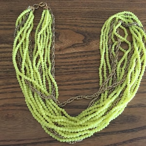 collier de perles en plastique jaune multirang vintage avec chaînes en or 1356