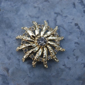 Vintage Grey Rhinestones set in Gold Toned Metal Starburst Flower Brooch 104