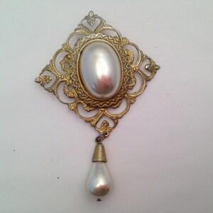 Jahrgang viktorianischen Faux Perle und Gold getönt Metall Brosche 0457