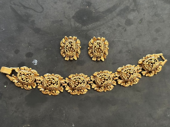 Florenza Ornate Floral Gold Toned Bracelet and Ea… - image 1