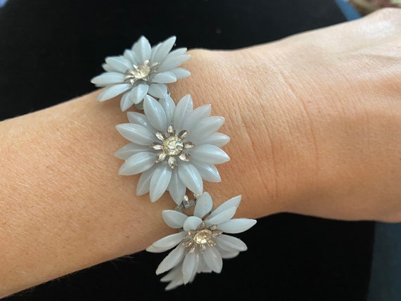 How to Make a Wired Floral Cuff - Flower Magazine
