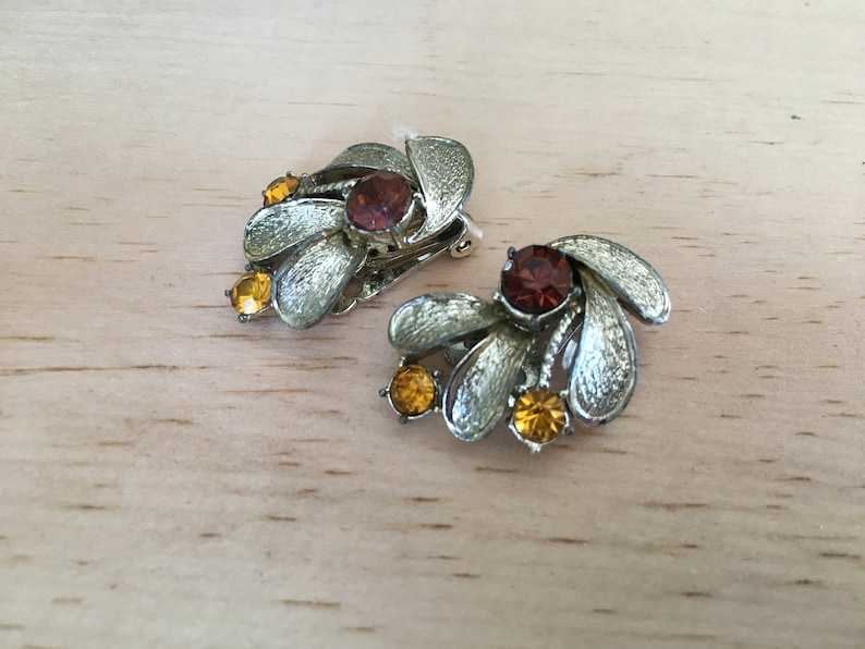 Coro Topaz and Rootbeer Brown Rhinestone and Gold Toned Metal Flower Earrings 1671