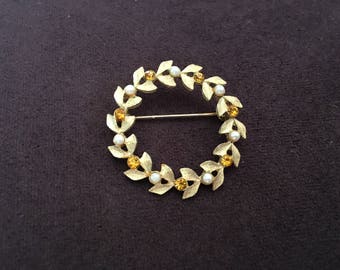 Vintage Topaz Rhinestone and Faux Pearl Gold Leaf Wreath Brooch  1320