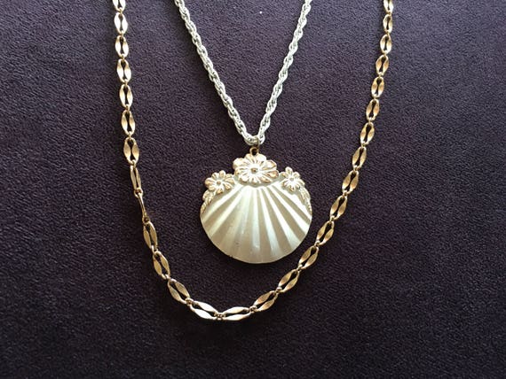 Vintage White Enamel Sea Shell and Gold Metal Nec… - image 2