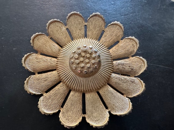 Sarah Coventry Huge Satin Gold Toned Daisy Brooch… - image 3
