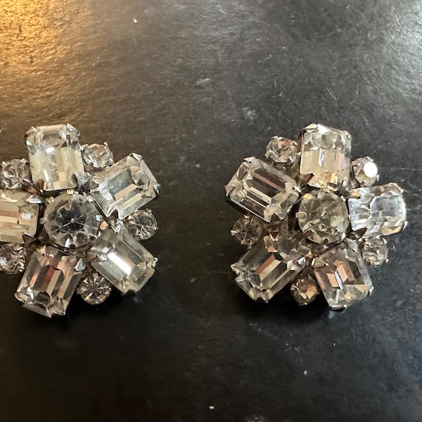 Signed Weiss Clear Rhinestone Flower/Snowflake Earrings 2150