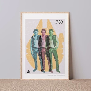 Könnte beinhalten: Ein Vintage-Poster mit drei Bildern von Han Solo aus Star Wars. Die Bilder sind übereinander gelegt und erzeugen einen farbenfrohen, abstrakten Effekt. Das Poster ist auf gelbem Hintergrund mit einem verblassten Bild des Millennium Falcon im Hintergrund. Der Text "//80" erscheint in der oberen rechten Ecke.