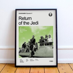 Könnte beinhalten: Ein gerahmtes Poster für "Star Wars: Episode VI - Die Rückkehr der Jedi-Ritter". Das Poster zeigt den Filmtitel, den Regisseur und eine Szene aus dem Film mit grünem Hintergrund. Das Poster befindet sich in einem schwarzen Rahmen und wird auf einem Holzboden präsentiert.