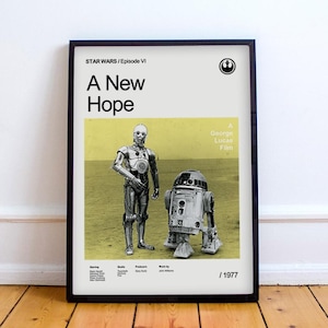 Könnte beinhalten: Ein Schwarzweiß-Poster mit gelbem Hintergrund, das das Star Wars-Logo und den Text "STAR WARS / Episode VI Eine neue Hoffnung Ein Film von George Lucas / 1977" zeigt. Das Poster zeigt C-3PO und R2-D2, die in einer Wüstenlandschaft stehen.