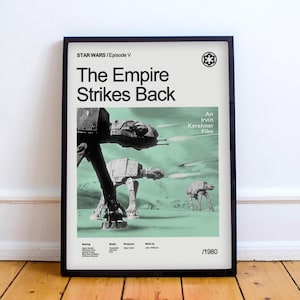 Könnte beinhalten: Ein Schwarzweiß-Poster mit grünem Hintergrund, das den Titel von Star Wars Episode V "Das Imperium schlägt zurück" zeigt. Das Poster enthält den Text "Ein Film von Irvin Kershner" und das Jahr "1980". Das Poster zeigt ein Bild eines AT-AT-Walkers und eines TIE-Jägers.