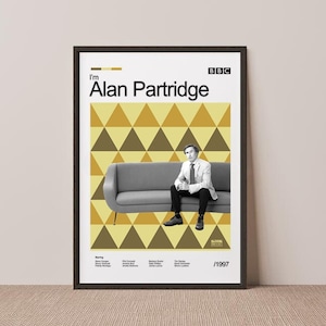 Puede incluir: Un póster en blanco y negro con un patrón geométrico amarillo y marrón. El póster presenta una foto de Alan Partridge sentado en un sofá gris. El texto "I'm Alan Partridge" está en la parte superior del póster. El logotipo de la BBC está en la esquina superior derecha. El póster está enmarcado en un marco negro.