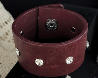 Recyceltes wiederverwendetes Wiederverwendbares Rot wein lila Ton Leder Brighton Gürtel Armband mit Rhiensteinen
