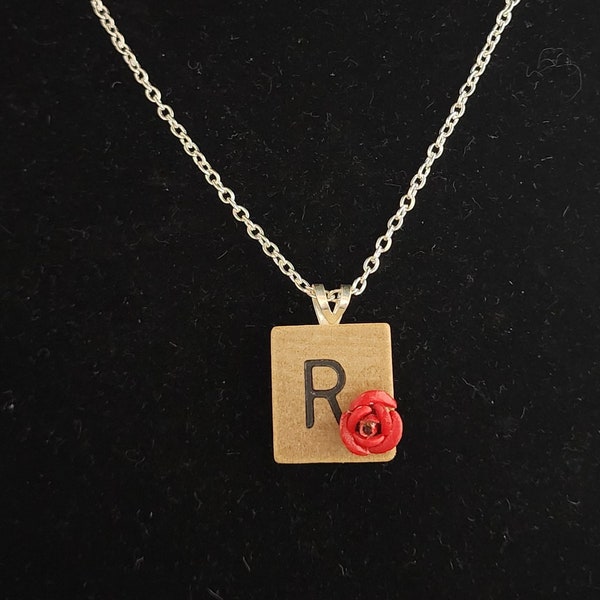 Red Rose Charm et vintage Wood R Scrabble Piece Pendentif Collier