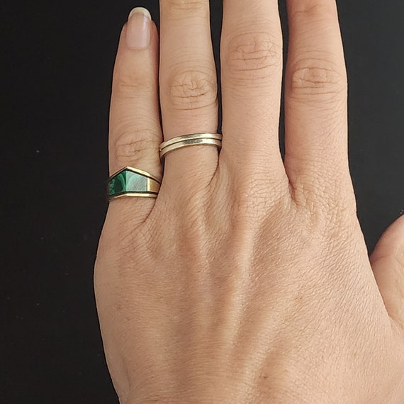 Vintage Small Geometric Green Stone Ring Size 4.75 - image 4