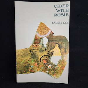 Può includere: Una copertina di libro con un'illustrazione colorata di una ragazza che va in bicicletta in un campo. Il titolo del libro è "Cider With Rosie" di Laurie Lee.