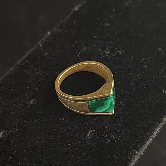 Vintage Small Geometric Green Stone Ring Size 4.75 - image 1