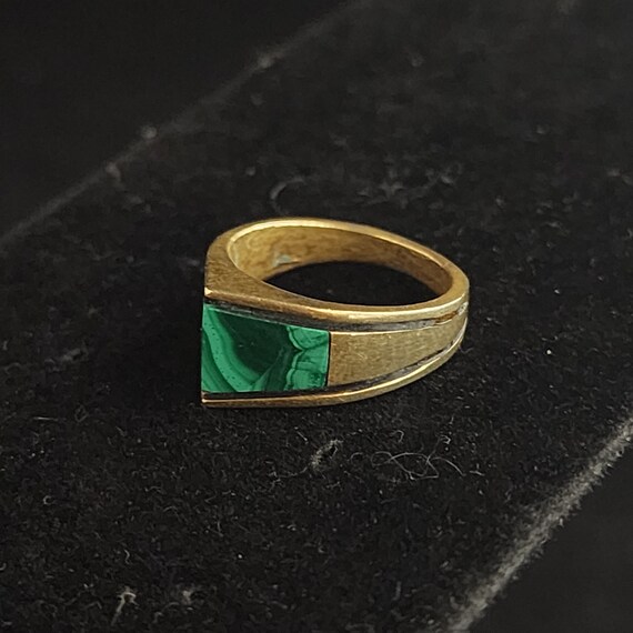 Vintage Small Geometric Green Stone Ring Size 4.75 - image 2