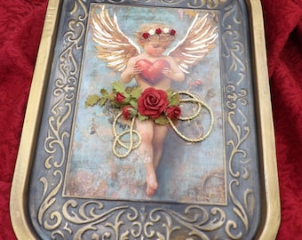 Vassoio vintage, opera d'arte da parete con cherubino, cuore rosso e rose, realizzata con tecnica mista.