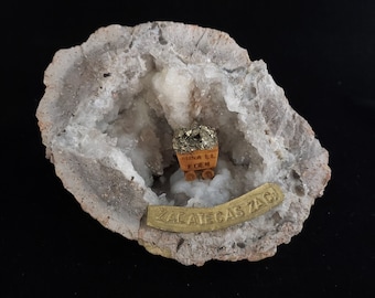 3ra CAÍDA DE PRECIO Vintage Zacatecas México Mina El Eden Fools Carro de pirita de oro en geoda de recuerdo