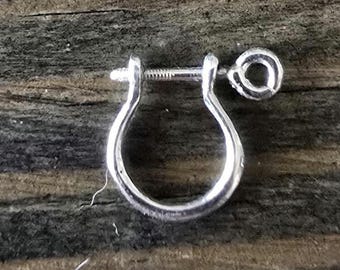 Pendiente de grillete en oro blanco de 14 quilates (1)